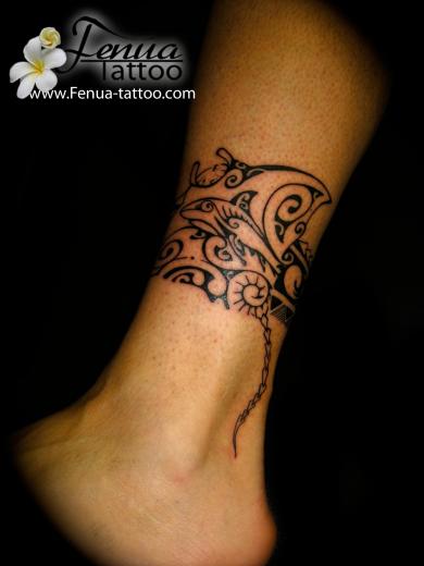 2a°) tatouage polynesien de raie sur cheville